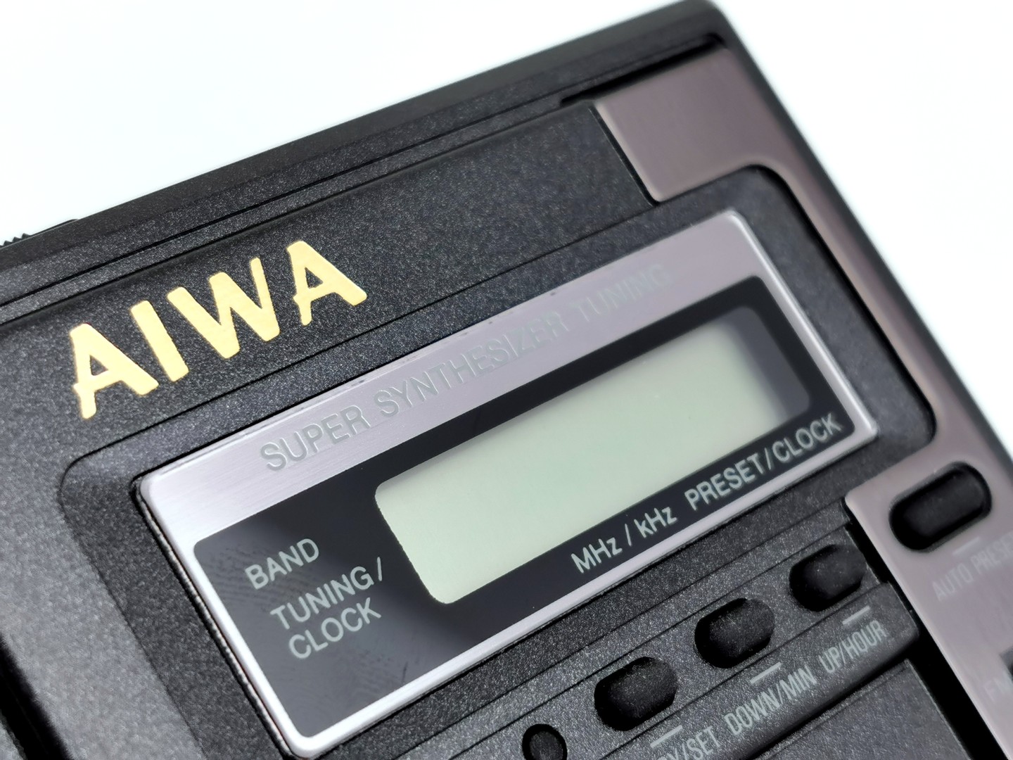 Aiwa_HS-J470_-_Front_logo_and_LCD_tuner_angled_ig-boxedwalkman