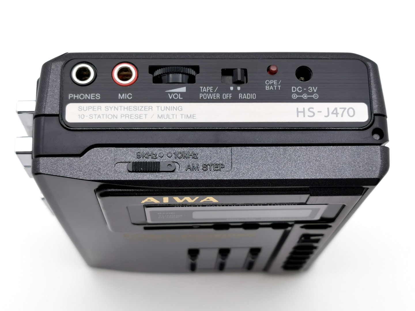 Aiwa_HS-J470_-_Top_front_angled_upright_with_controls_and_jacks_ig-boxedwalkman