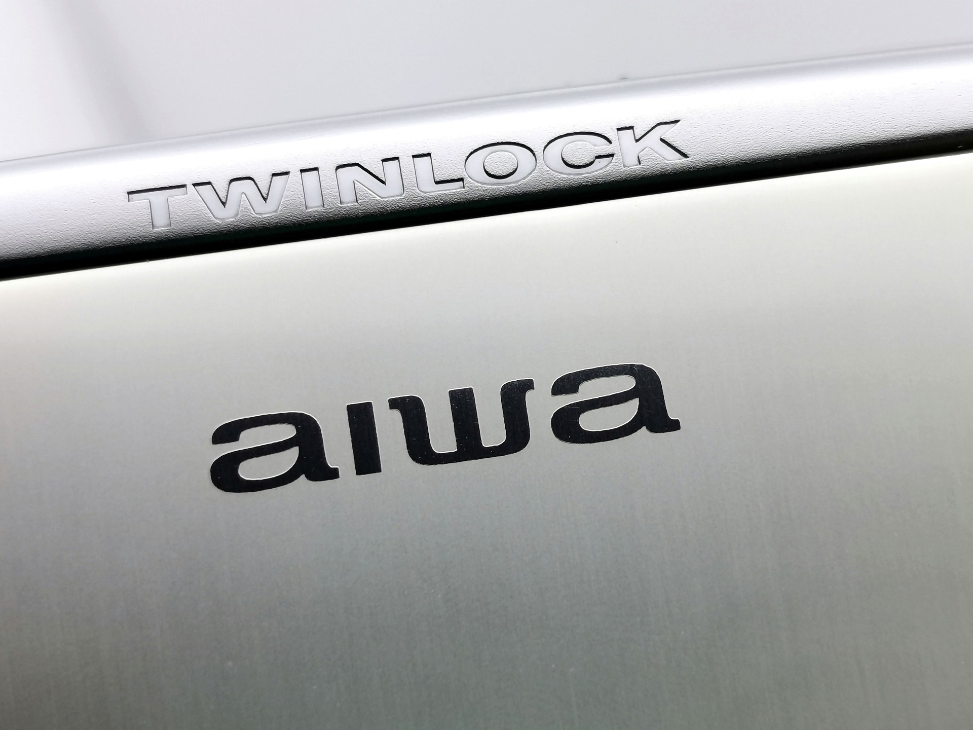 Aiwa_HS-PX730_-_Door_with_logo_and_twin_lock_ig-boxedwalkman