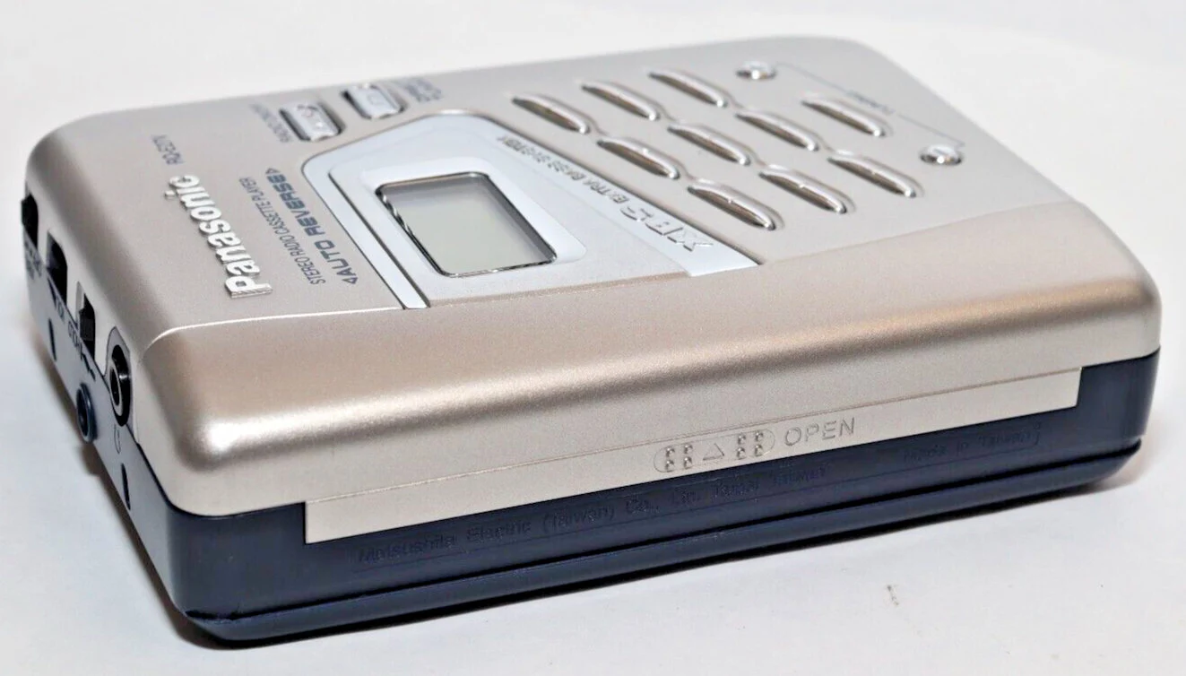 Radio-cassette Panasonic RQ-E27V – Bleu Ciel – Fabriqué à Taïwan – Pour Pièces