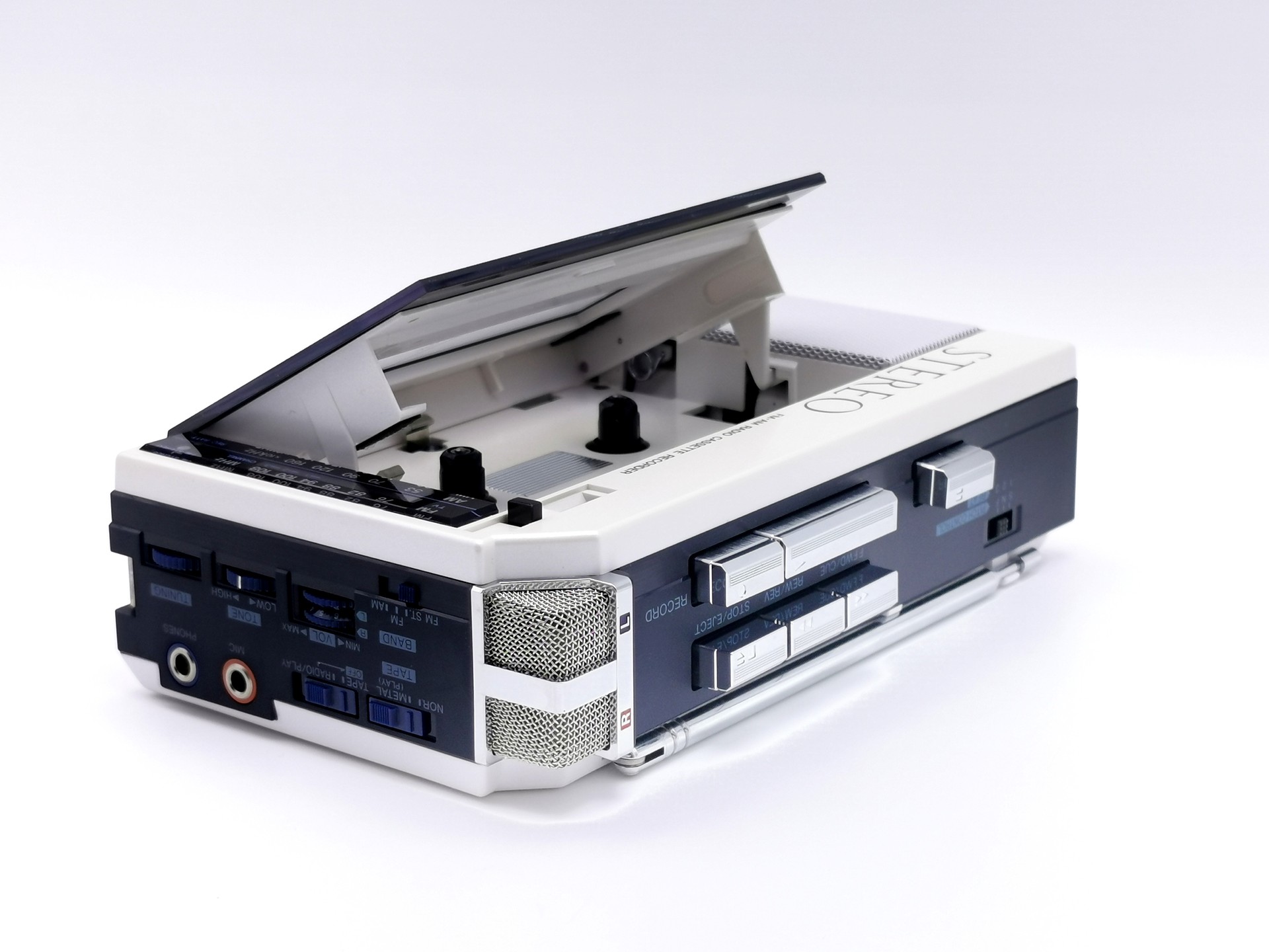 Sanyo_MR-S7_-_Top_side_front_angled_deck_view_ig-boxedwalkman