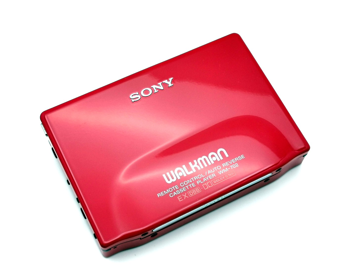 Sony_WM-702_-_Red_angled_ig-boxedwalkman
