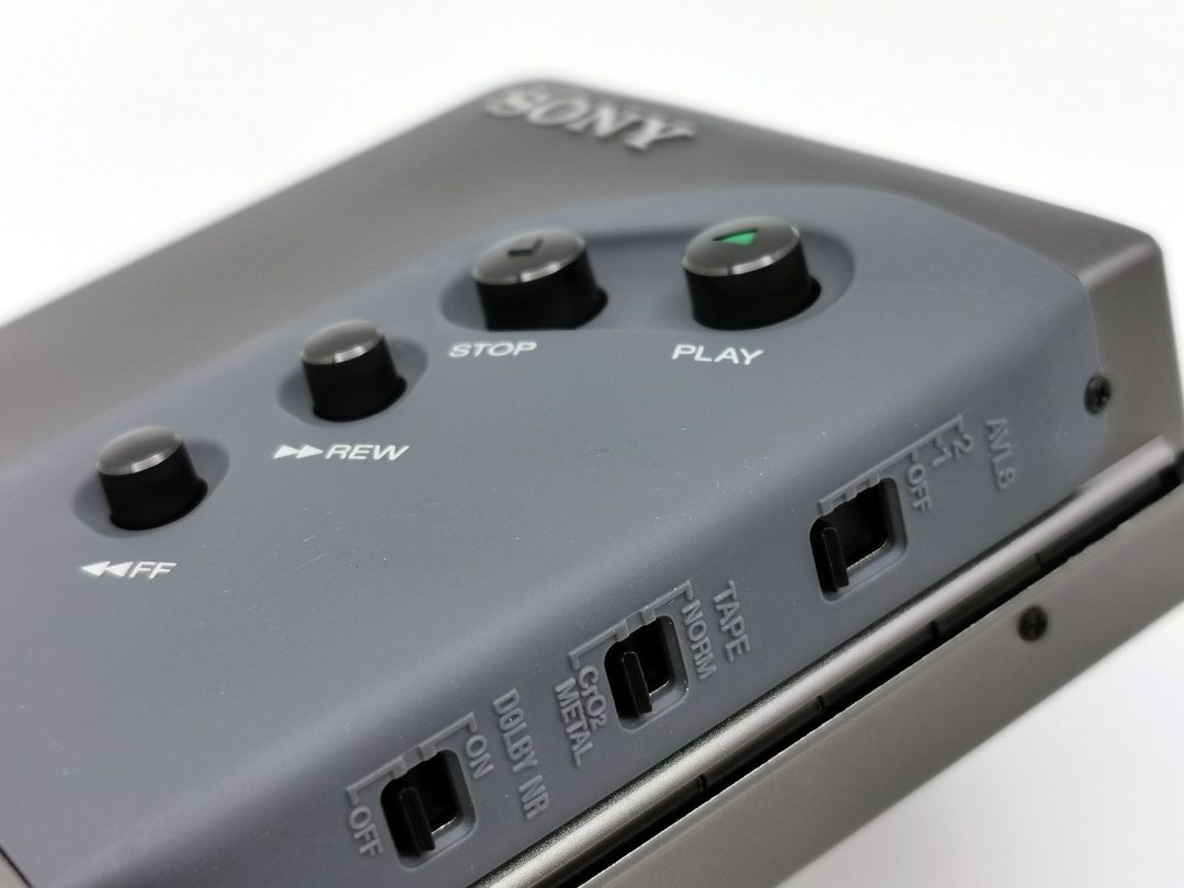 Sony-WM-DD22-Zoom-switches-and-buttons-on-rubber-ig-boxedwalkman
