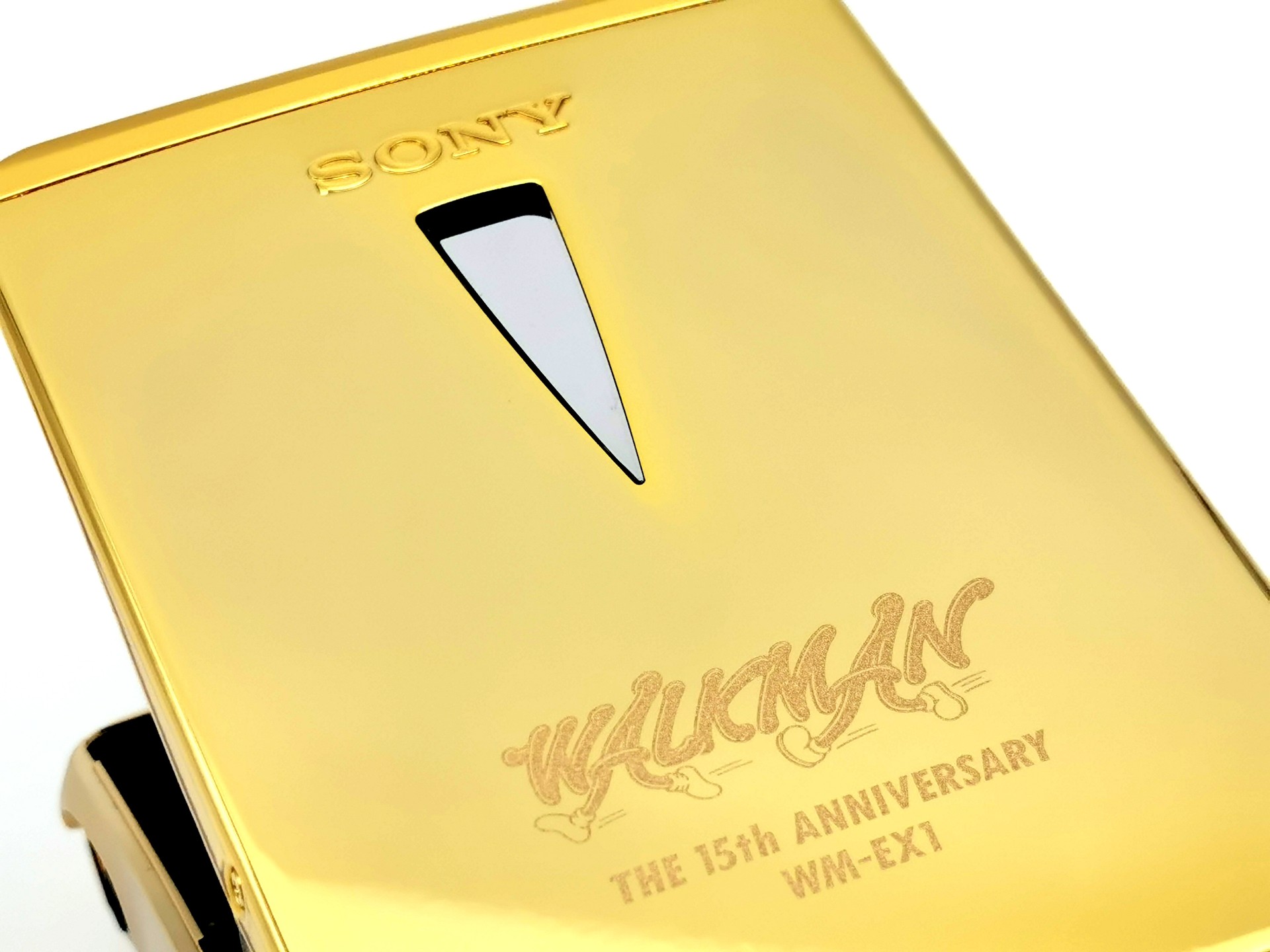 Sony_WM-EX1HG_-_Gold_angled_door_open_with_commemorative_text_g-boxedwalkman
