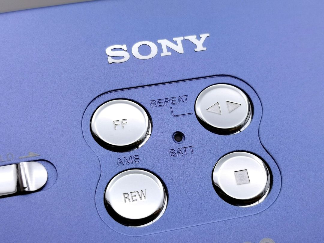 Sony-WM-EX511-Blue-rear-buttons-zoom-ig-boxedwalkman