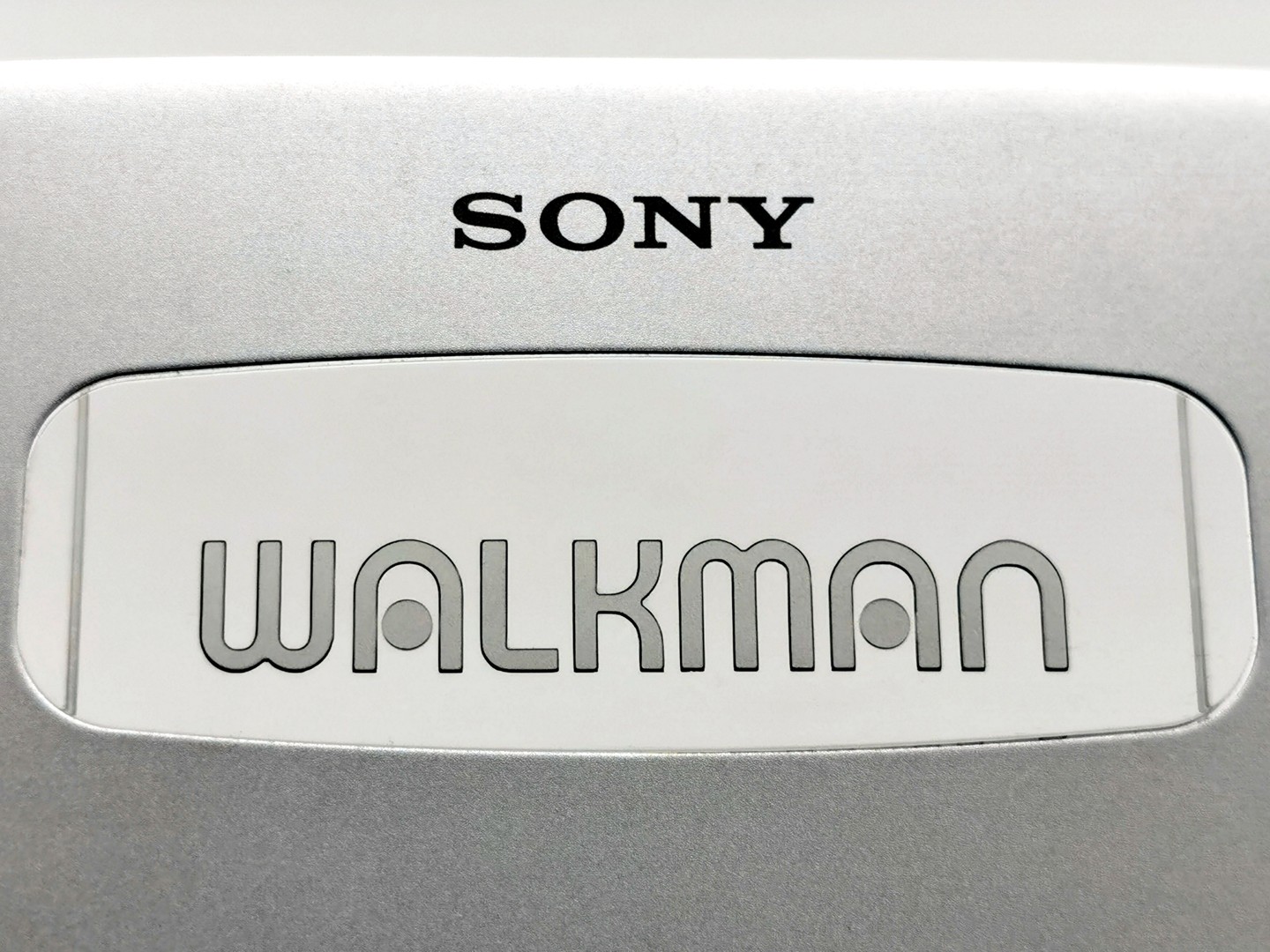 Sony_WM-EX811_-_Front_window_with_Walkman_logo_ig-boxedwalkman