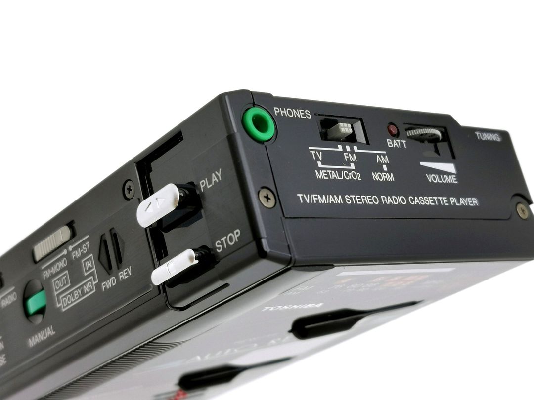 Toshiba-KT-PS10-Black-Corner-jack-controls-angled-ig-boxedwalkman